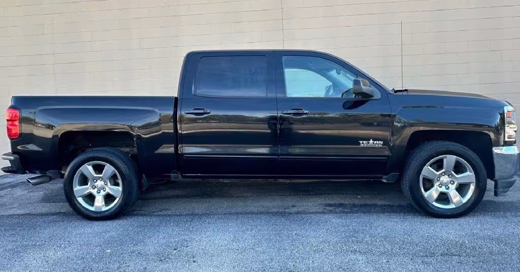 2018 Chevrolet Silverado 1500 - 3GCPCREC3JG193707 - Image #3